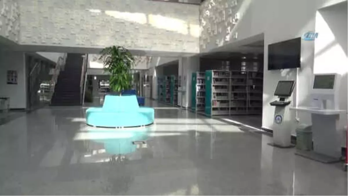 Emekli Öğretmen Kitaplarını Bağışladı