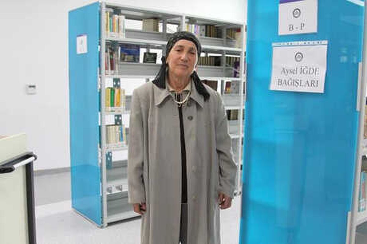 Emekli Öğretmen, Üniversite Kütüphanesine 1000 Kitap Hediye Etti