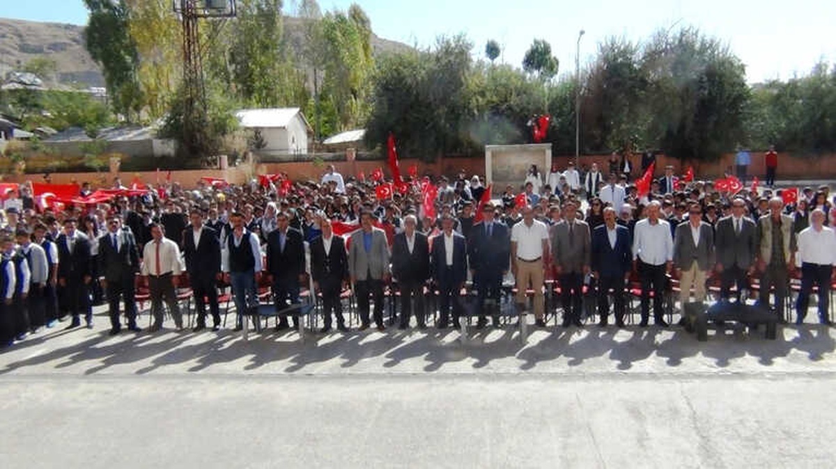 Erciş\'te \'15 Temmuz Şehitlerini Anma ve Demokrasi Zaferi\' Etkinliği
