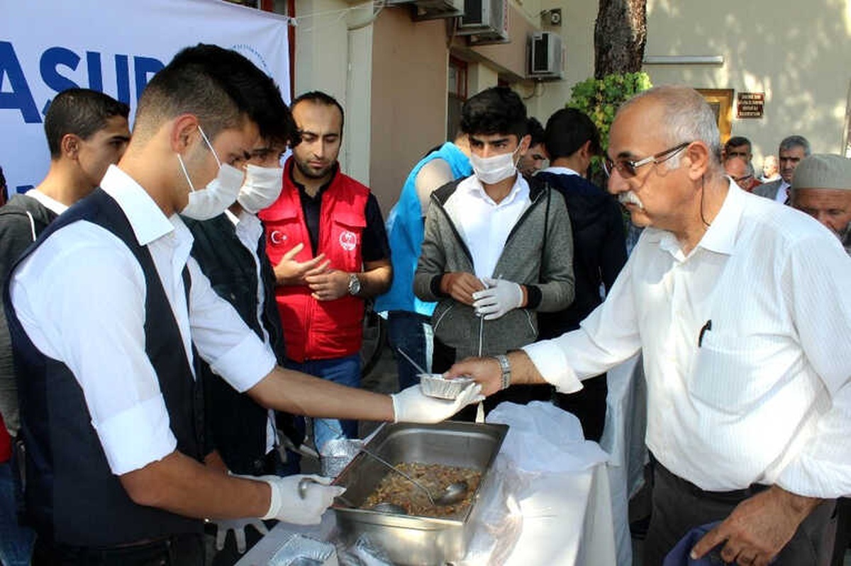 Erzincan Gençlik Merkezi\'nden Vatandaşlara Aşure İkramı