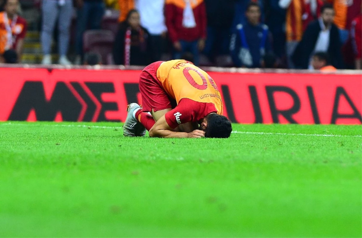 Galatasaray\'da Zorunlu Değişik, Emre Akbaba Sakatlandı