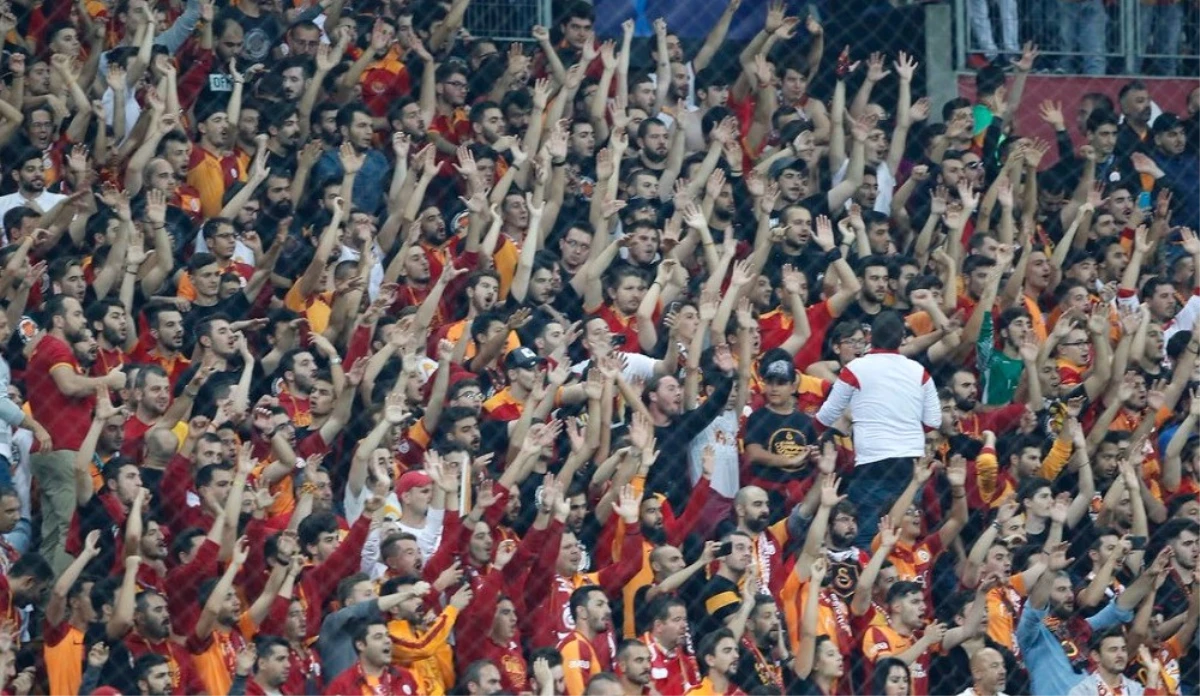 Galatasaraylı Taraftarlar, Erzurumsporlu Futbolcuları Tribüne Çağırdı