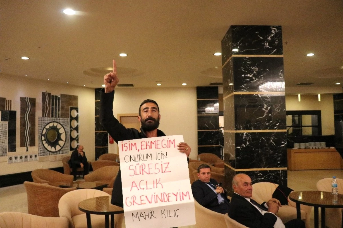 İzmir Büyükşehir Belediyesi\'nde İşten Atılan İşçi CHP\'lilerin Toplantı Yaptığı Otelde Eylem Yaptı
