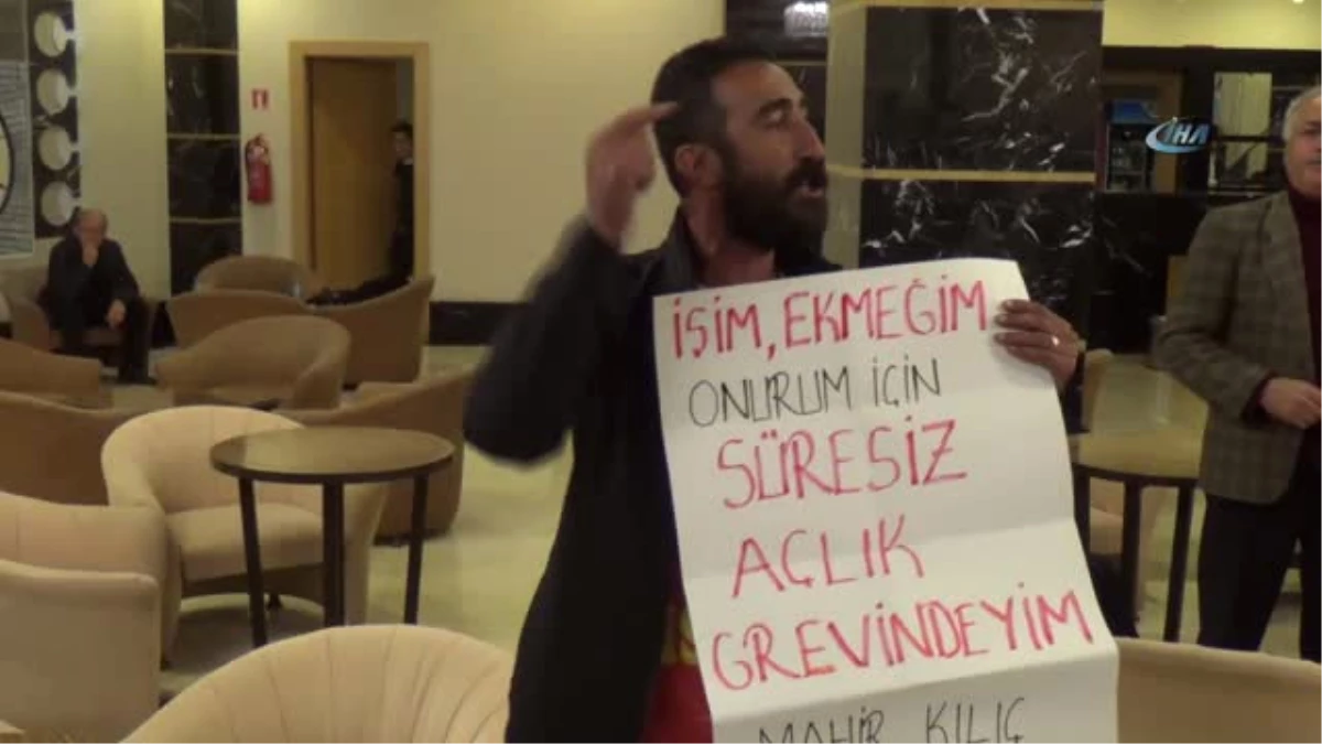 İzmir Büyükşehir Belediyesi\'nde İşten Atılan İşçi CHP\'lilerin Toplantı Yaptığı Otelde Eylem Yaptı