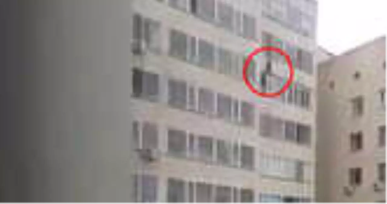 Kazakistan\'da, Kahraman Komşu 10. Kattan Düşen Bebeği Havada Yakaladı! Kamera Kayıttaydı