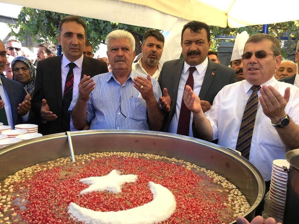 Lokantacılar ve Pastacılar Odası Muharrem Ayı Münasebetiyle 10 Bin Kişilik Aşure Dağıttı