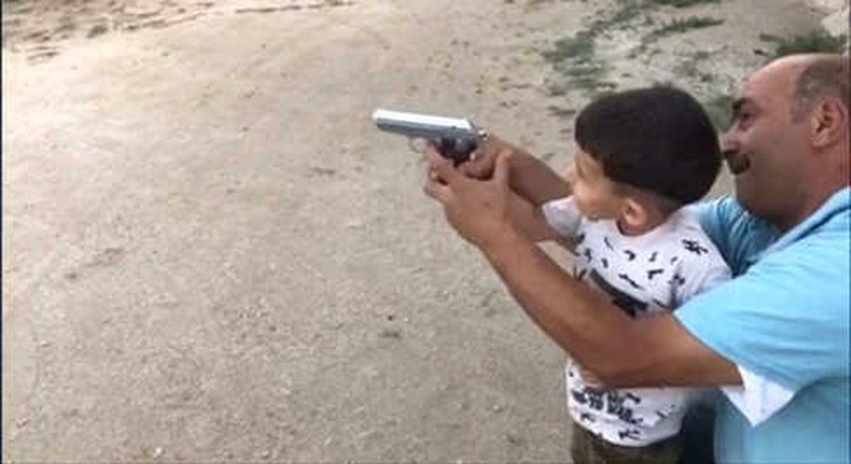 Maganda Baba 4 Yaşındaki Oğluna Ateş Ettirdi