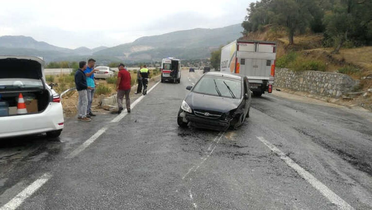 Milas\'ta Trafik Kazası: 4 Yaralı