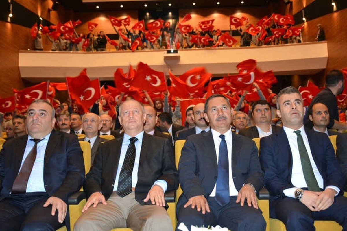 Minik Öğrenciler 15 Temmuz Demekrosi ve Milli Birlik Günü\'nü Andı