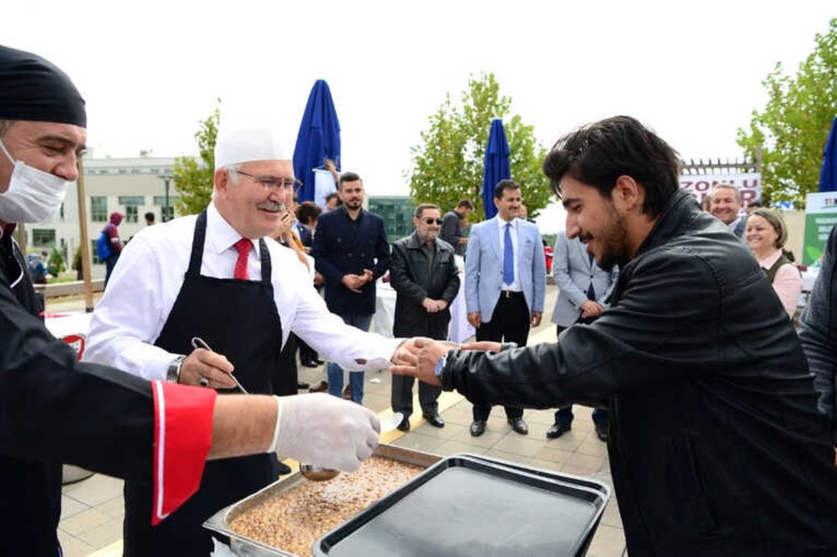 Muharrem Ayı Uşak Üniversitesi\'nde Aşure Dağıtımıyla Bereketlendi