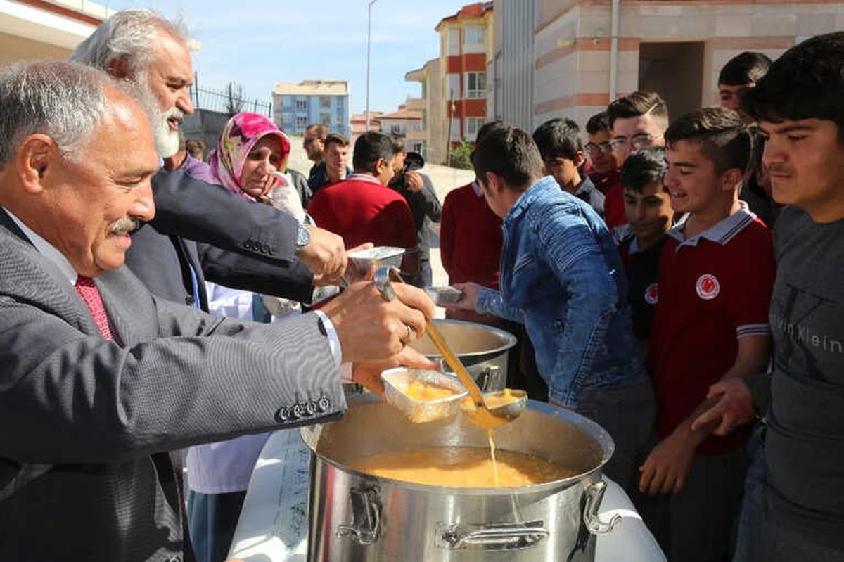 Niğde Belediye Başkanı Özkan Okullarda Aşure Dağıtıyor