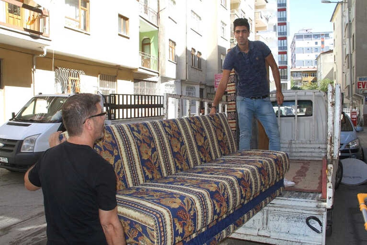 Öğrenciler Geldi, İkinci El Eşya Satan Esnafların Yüzü Güldü