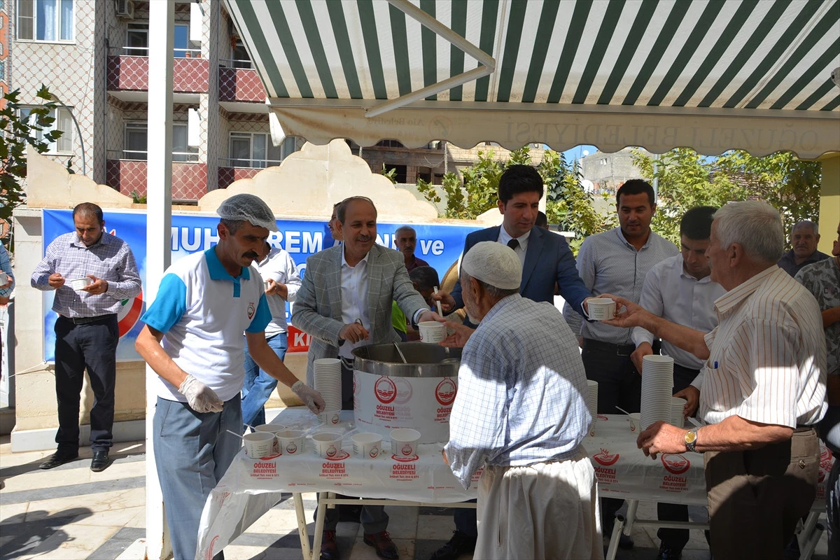 Oğuzeli\'nde Aşure Dağıtıldı