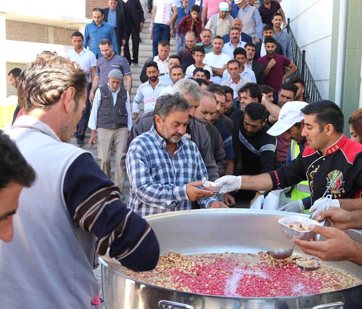 Özalp\'ta Cuma Namazı Sonrası Vatandaşla Aşure İkram Edildi