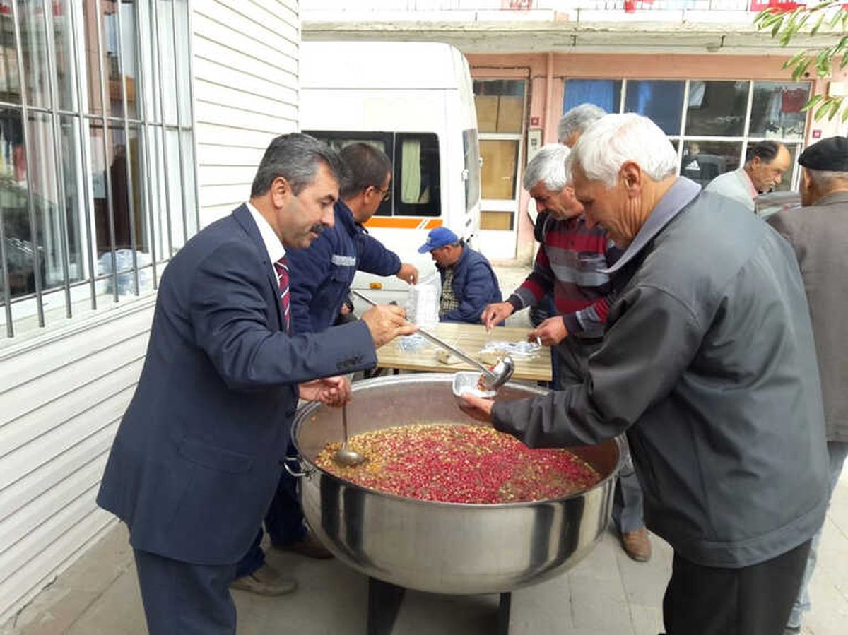 Pazarlar Belediyesi 5 Bin Kişiye Aşure Dağıttı