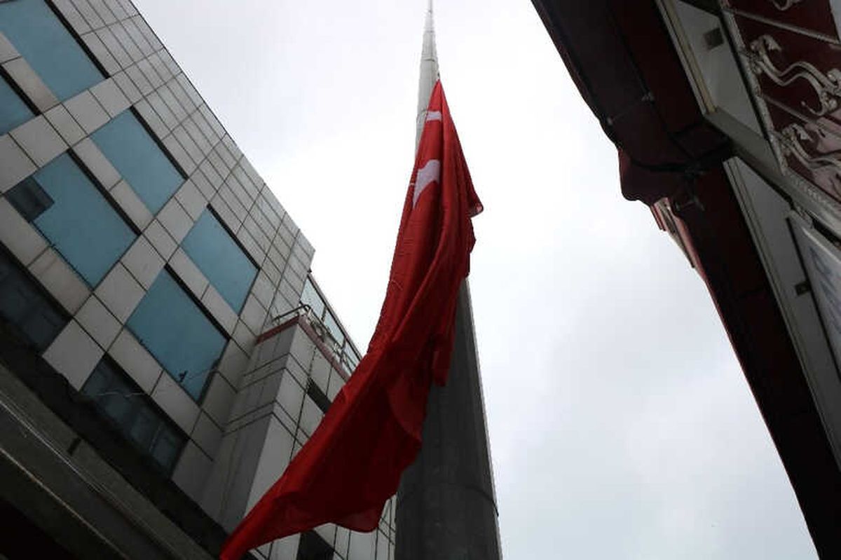 Rüzgarın Yırttığı Dev Türk Bayrağı Yenilendi