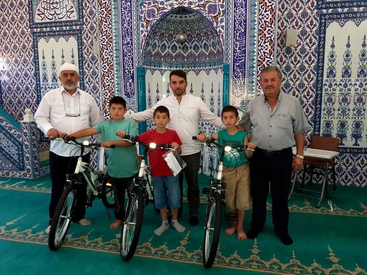 Sabah Namazını Kaçırmayan Üçüzlere Bisiklet Hediye Edildi