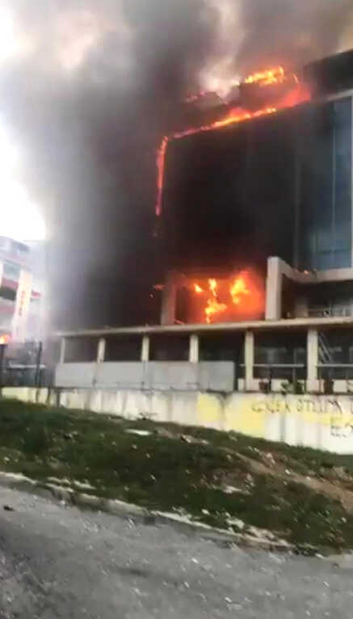 Sultangazi\'de Huzurevi Alev Alev Yandı
