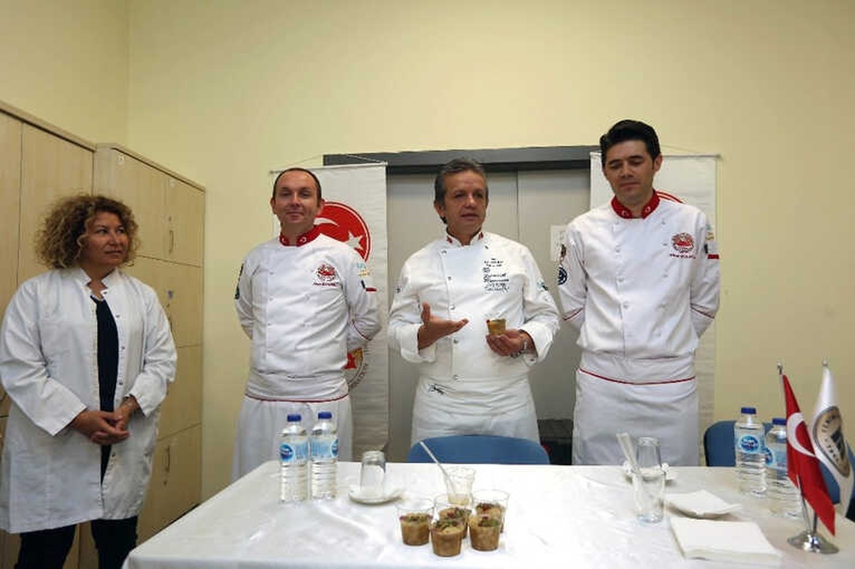 Ünlü Aşçı Yenimek Kursiyerlerine Aşure Tarifi Verdi