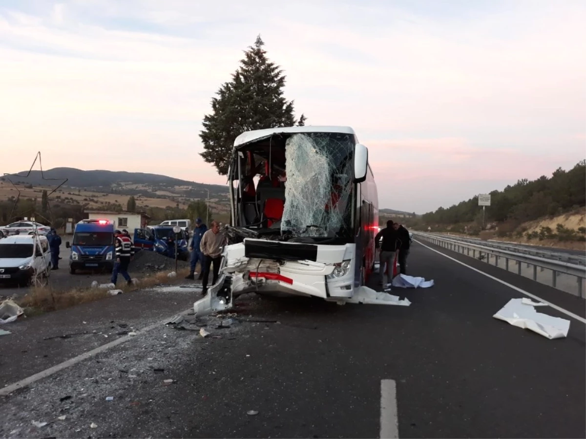 Uşak\'ta Feci Kaza! Otobüs İle Kamyonet Çarpıştı: 1 Ölü, 25 Yaralı