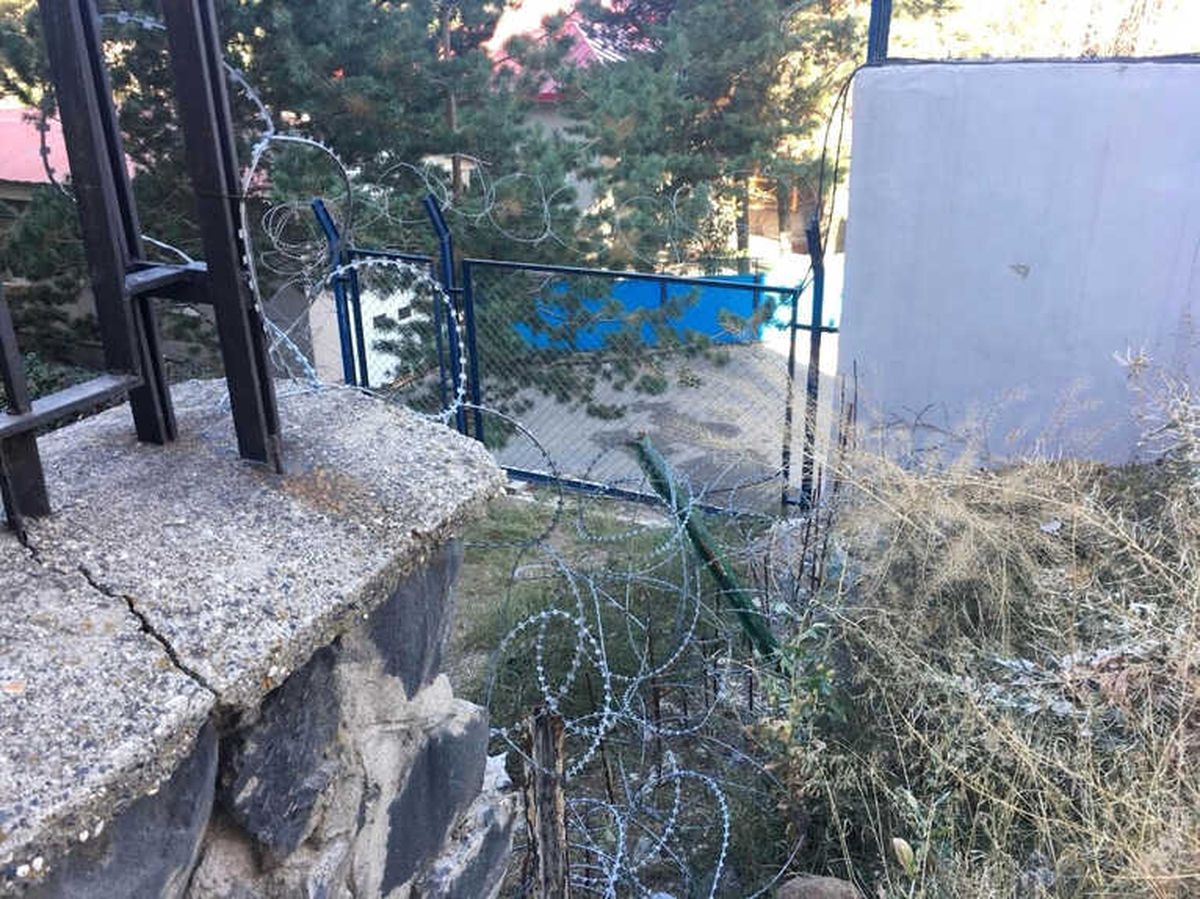 Yıkılan Bahçe Duvarı Çocuklar İçin Tehlike Oluşturuyor