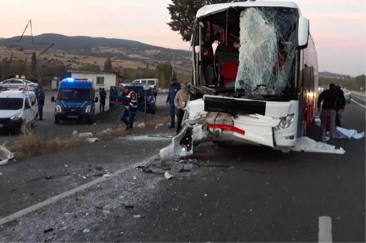 Yolcu Otobüsü Kamyona Çarptı: 1 Ölü, 25 Yaralı
