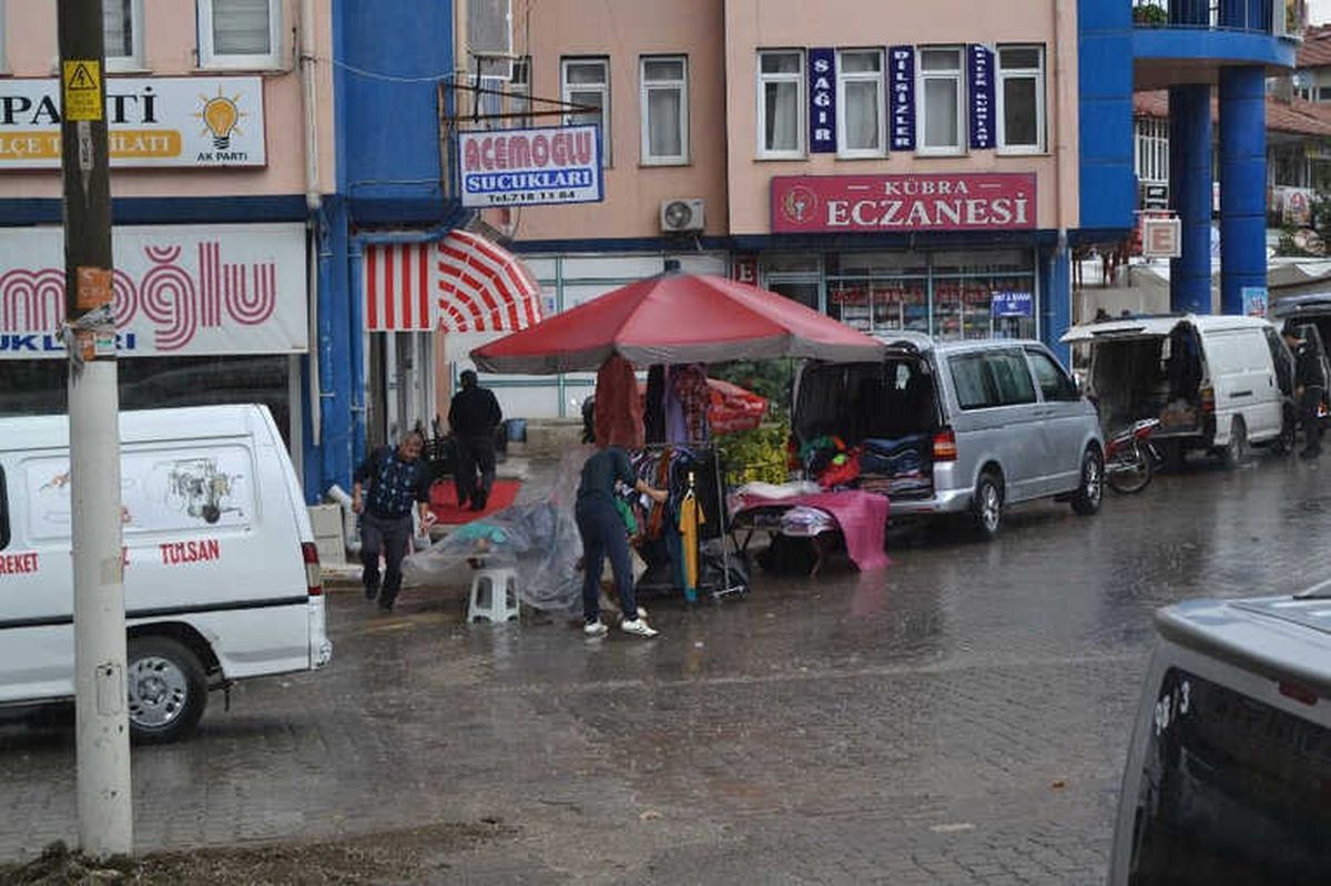 Afyonkarahisar\'da Şiddetli Yağmur Pazar Esnafı ve Vatandaşlara Zor Anlar Yaşattı