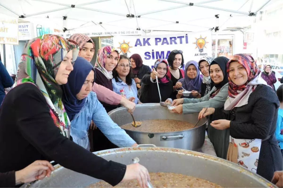 AK Parti Simav İlçe Kadın Kolları Başkanlığı 5 Bin Kişiye Aşure Etti