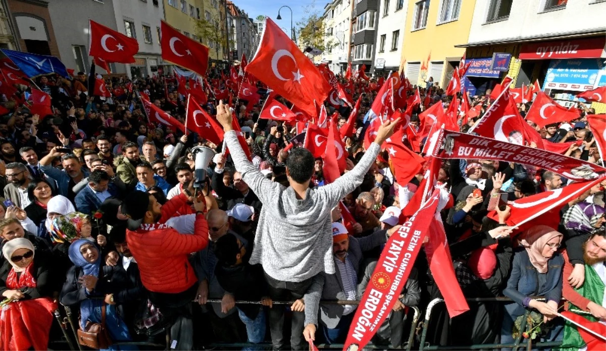 Avrupa\'da Yaşayan Türkler Erdoğan\'ı Karşılamak İçin Köln\'e Akın Etti
