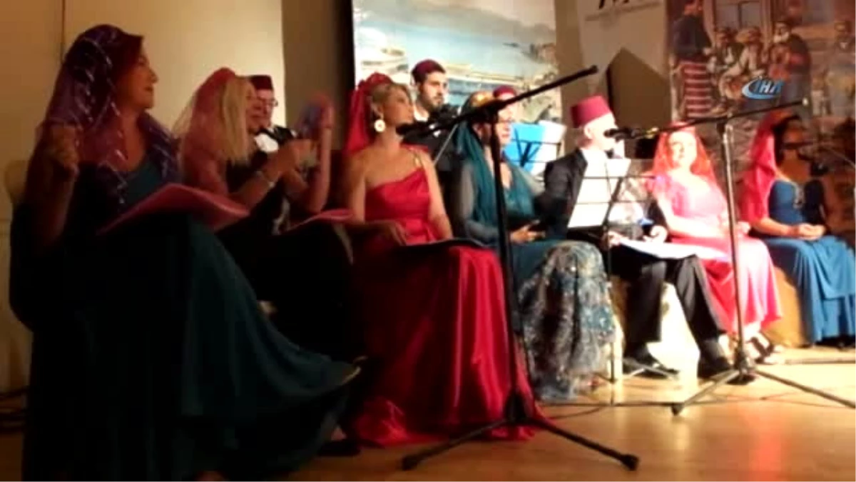 Burhaniye\'de İzmirli Amatörlerin Müzikli Oyunu İlgi Gördü