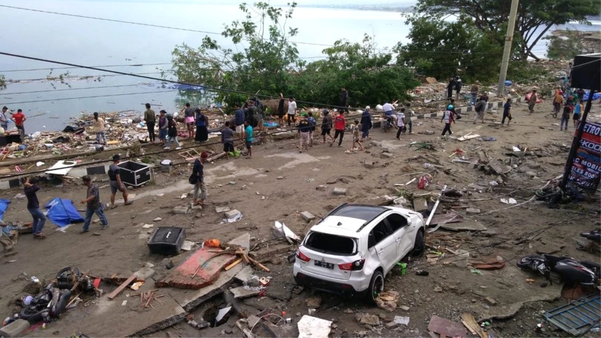 Endonezya\'da Deprem ve Tsunami: En Az 384 Kişi Hayatını Kaybetti