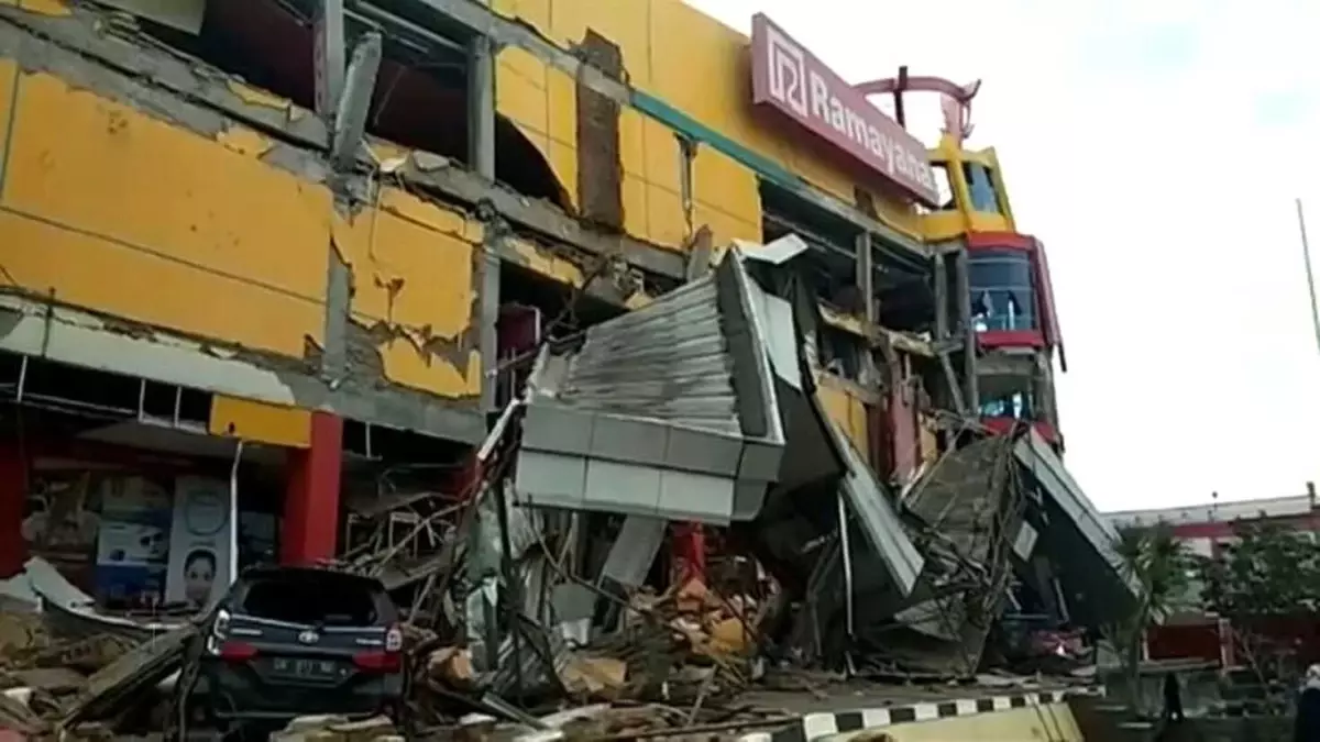 Endonezya\'da Deprem: Yüzlerce Kişi Hayatını Kaybetti