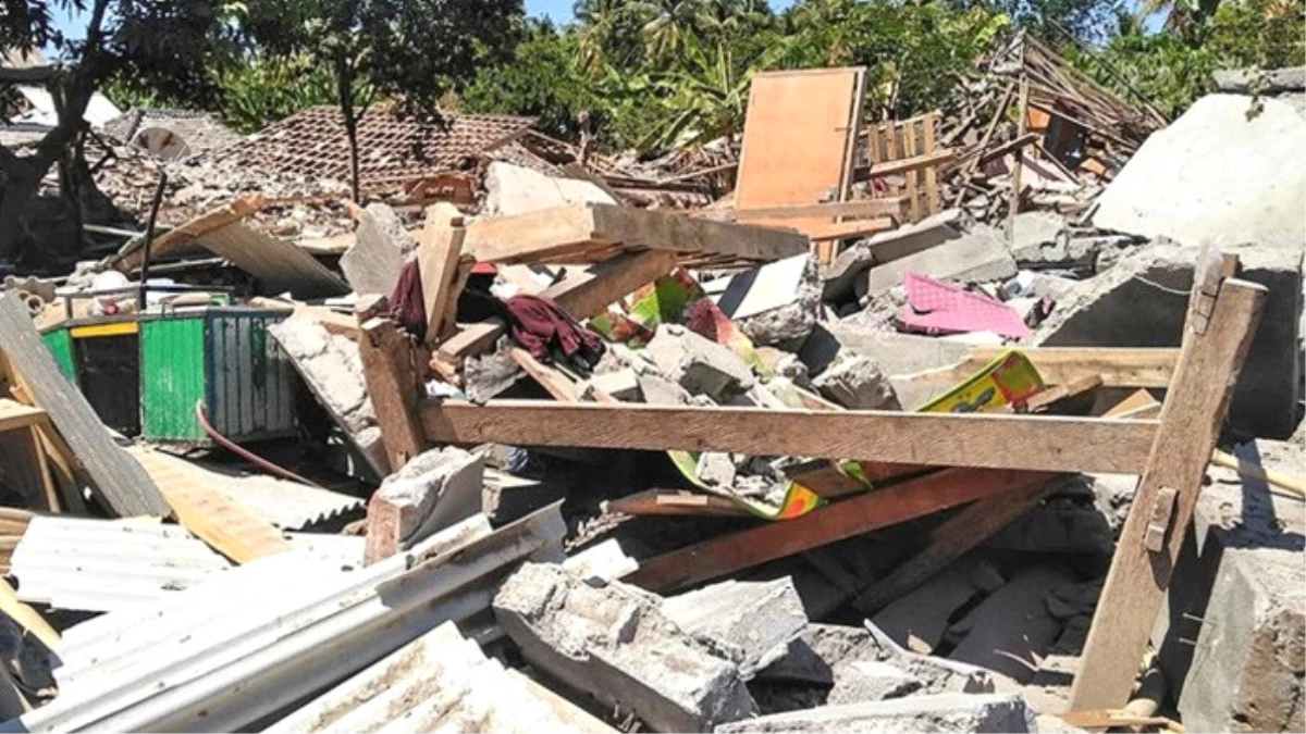 Endonezya\'daki 7,7\'lik Depremde En Az 48 Kişi Öldü