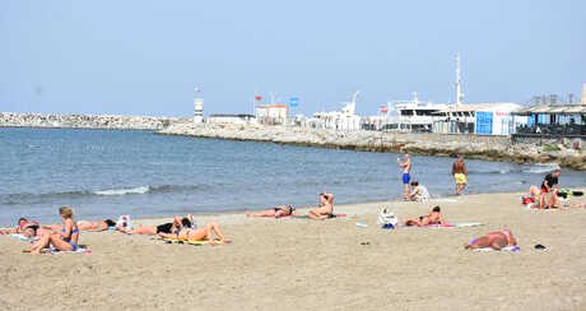 Fırtınanın Beklendiği Kuşadası\'nda Turistler Plaja Koştu