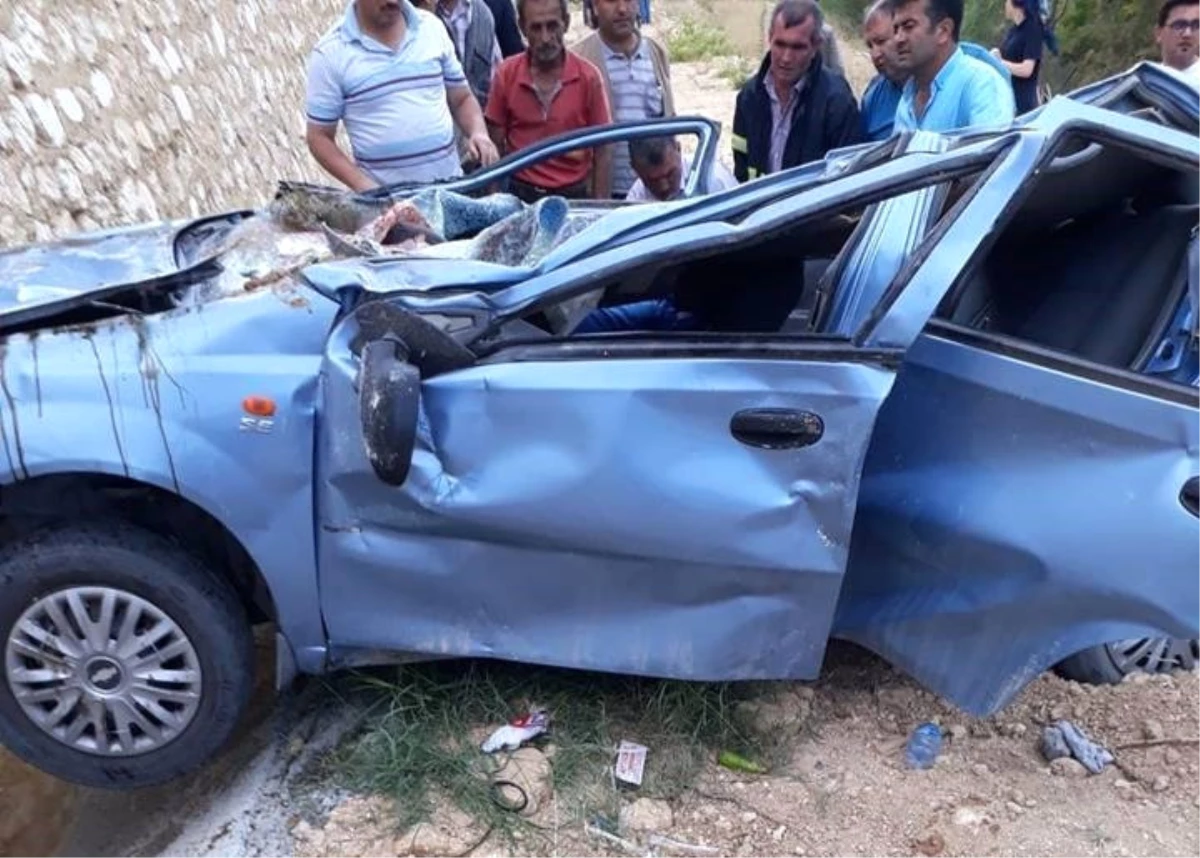 Karaman\'da Otomobil Şarampole Yuvarlandı: 3 Ölü