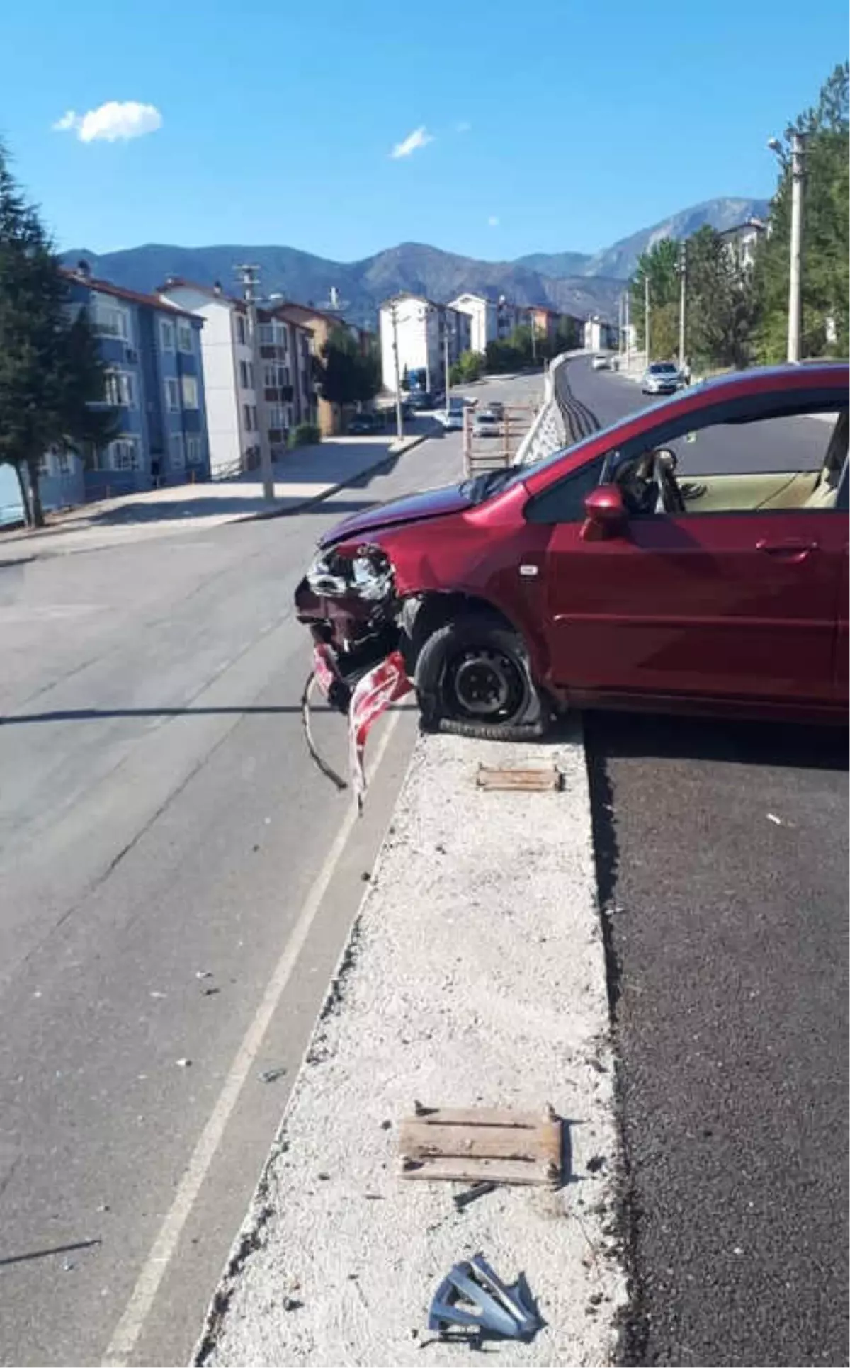 Kaza Yapan Otomobil Askıda Kaldı