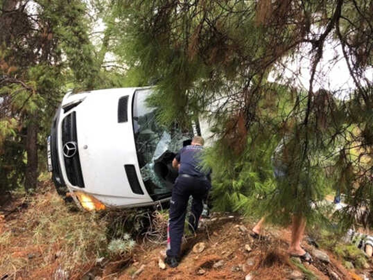 Kemer\'de Minibüs Devrildi: 3 Ölü, 3 Yaralı