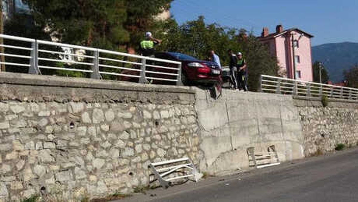 Korkuluklara Çarpan Otomobil Askıda Kaldı
