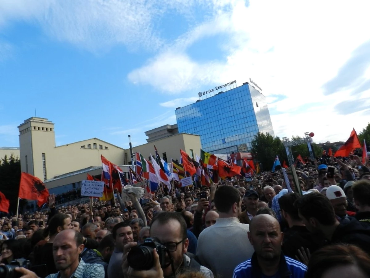 Kosova Cumhurbaşkanı Başkent Priştine\'de Protesto Edildi
