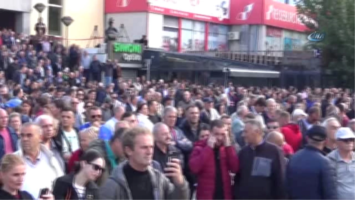 Kosova Cumhurbaşkanı Başkent Priştine\'de Protesto Edildi