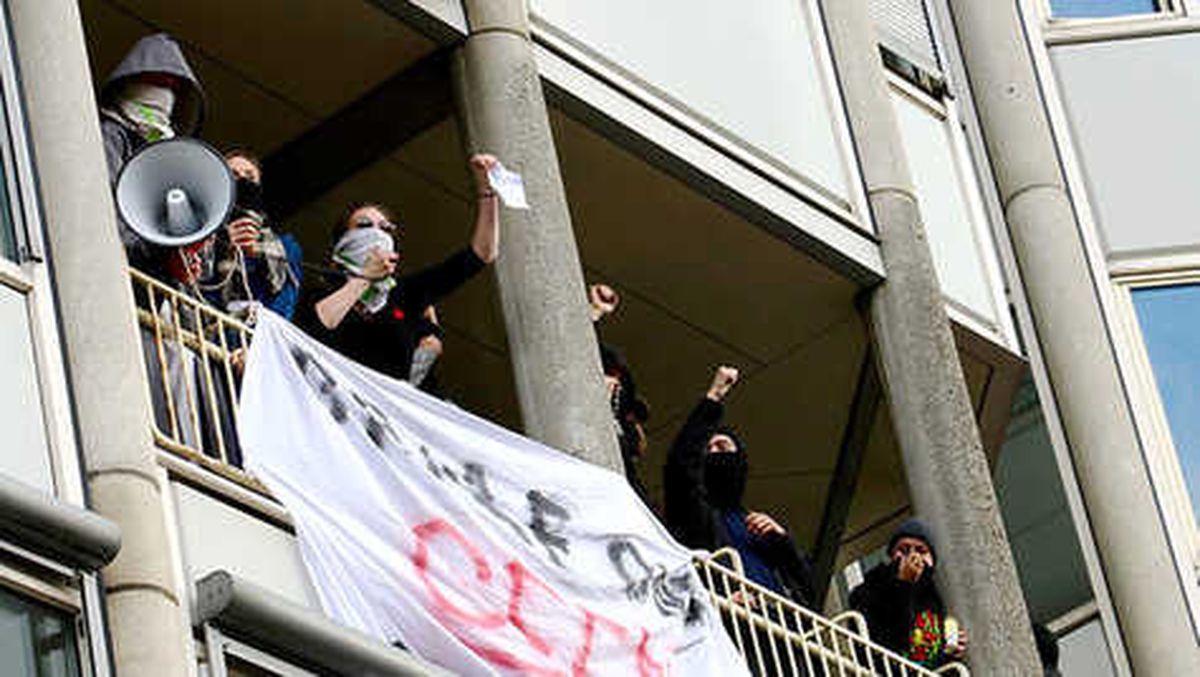 Öğrencileri Üniversiteden Polis Çıkardı