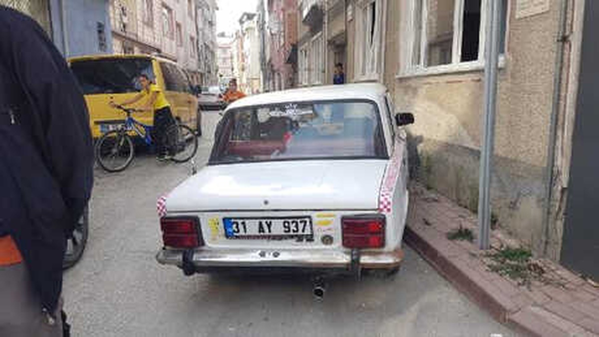 Polisten Kaçarken Otomobille Duvara Çarptı