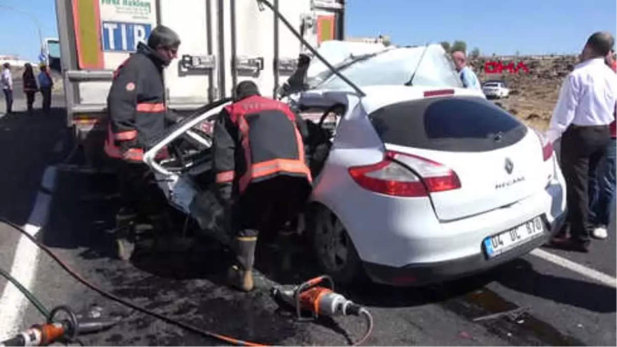 Şanlıurfa Tır\'a Arkadan Çarpan Otomobilin Sürücüsü Öldü