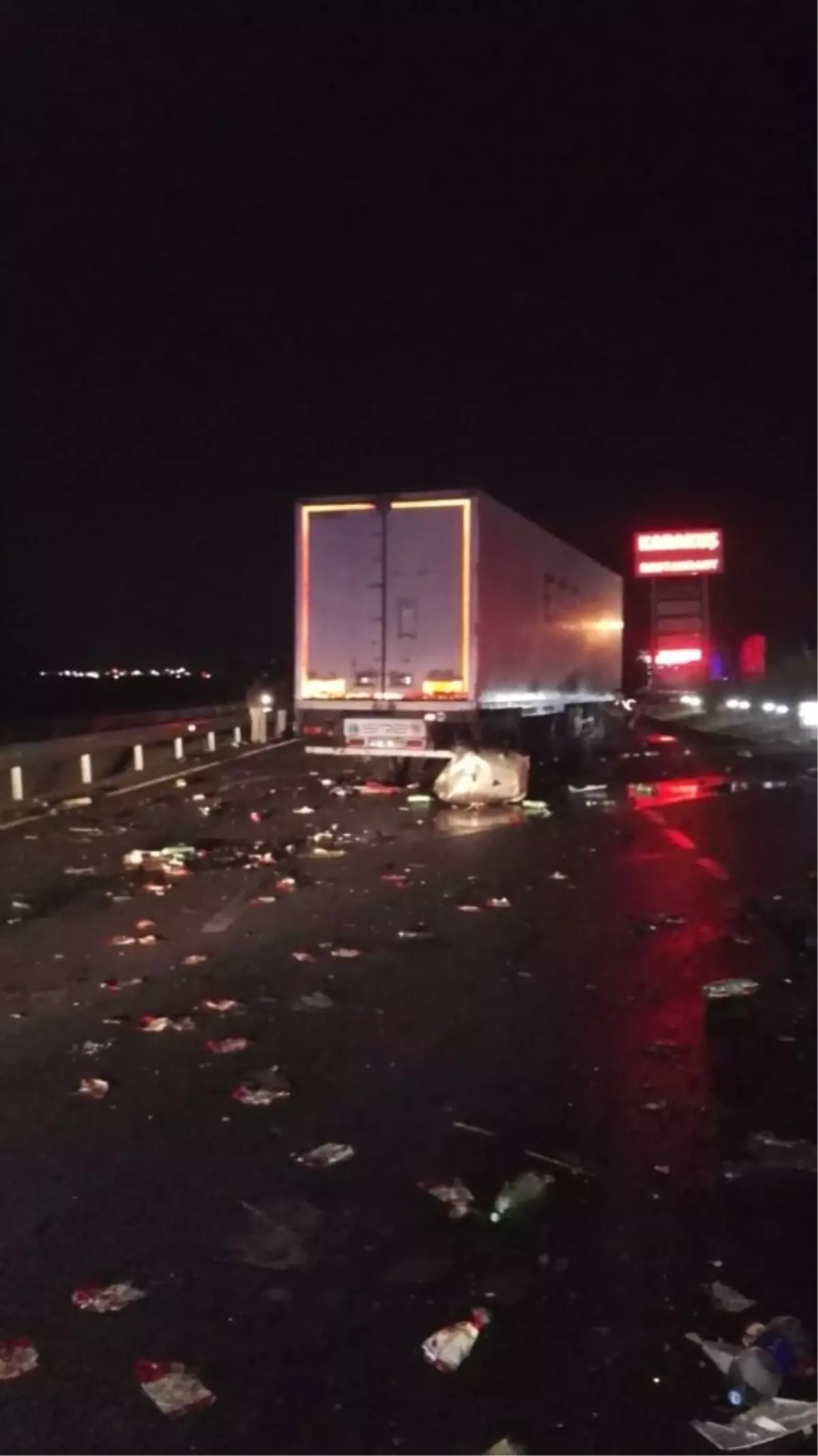 Seyir Halindeki Tır, Yol Kenarındaki Tıra Çarptı, Ortalık Savaş Alanına Döndü