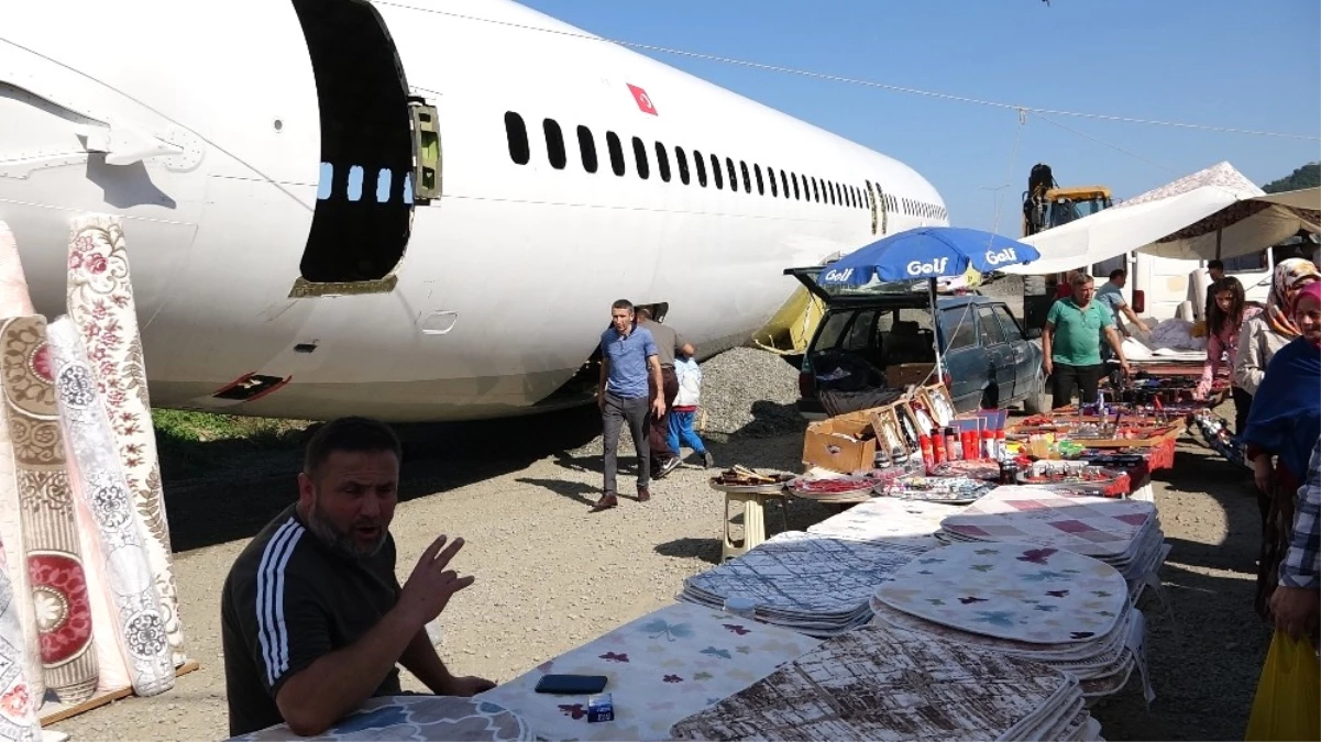 Trabzon\'da Pistten Çıkan Uçağı Pazar Yerinde Gören Pazarcılar Ne Yapacağını Şaşırdı