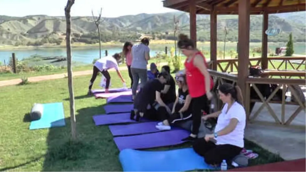 Tunceli\'de Anne Adayları Doğada, Yoga ile Doğuma Hazırlanıyor