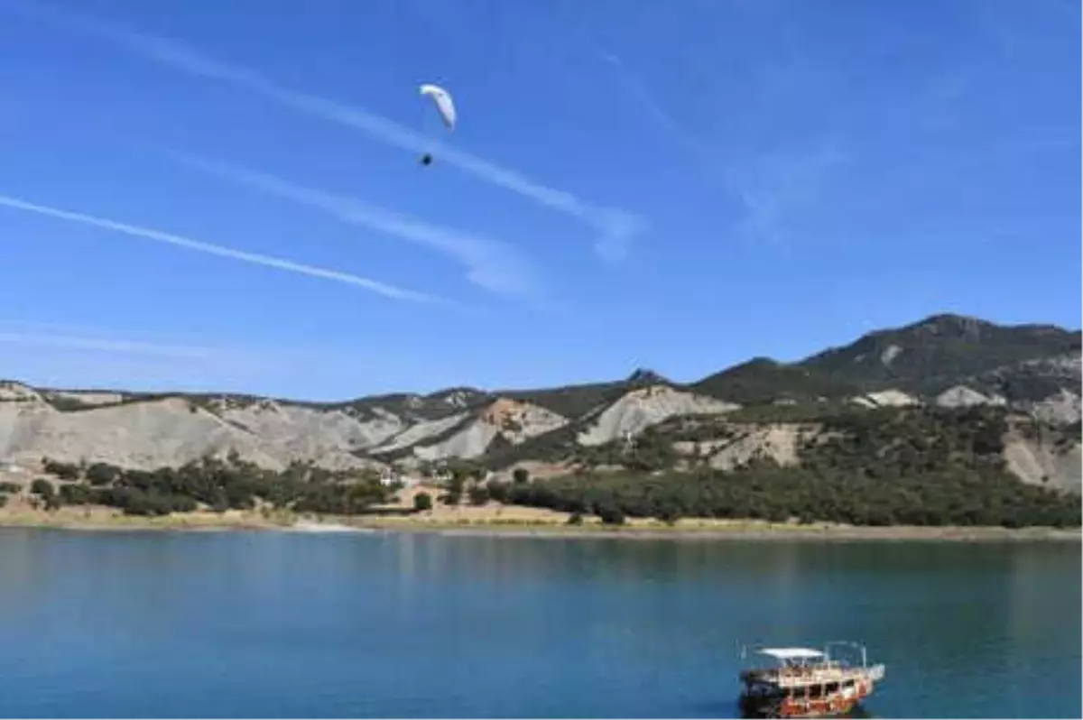 Tunceli\'de Türkiye Yamaç Paraşütü Akrobasi Şampiyonası Hazırlığı