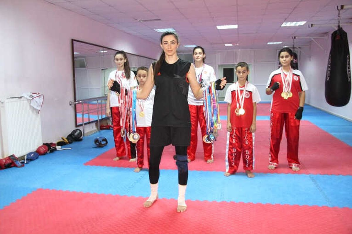 42 Madalyalı \'Kick Boks\' Kardeşliği
