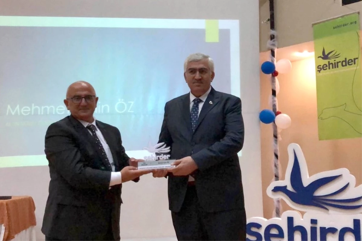 AK Parti Erzurum İl Başkanı Öz\'e \'Yılın Siyasetçisi\' Ödülü