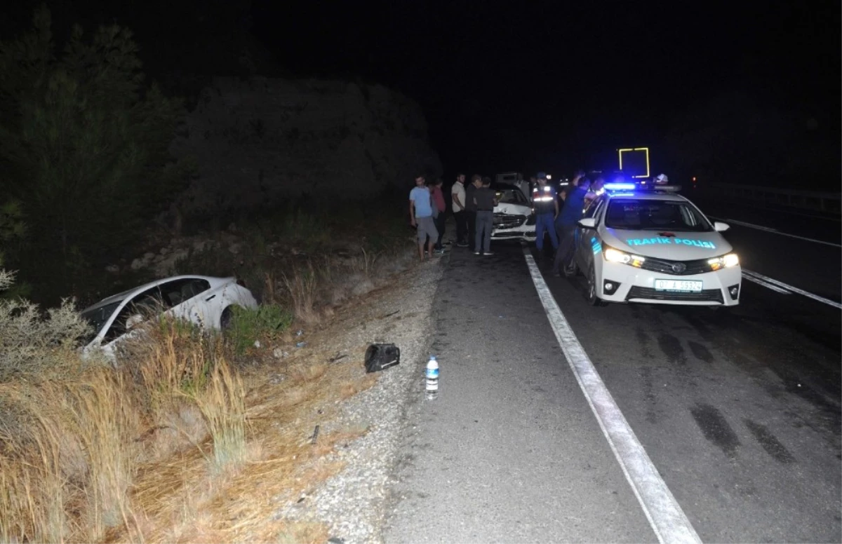 Antalya\'da Aynı Yerde İki Ayrı Trafik Kazası: 5 Yaralı